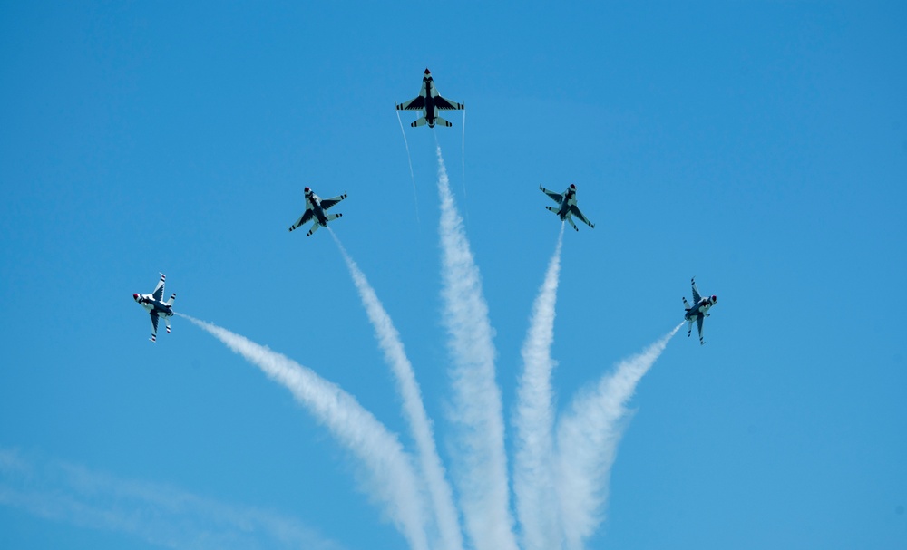 Thunderbirds perform at Cocoa Beach