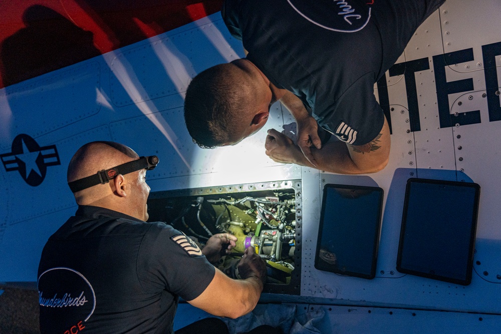 Thunderbirds perform at Cocoa Beach