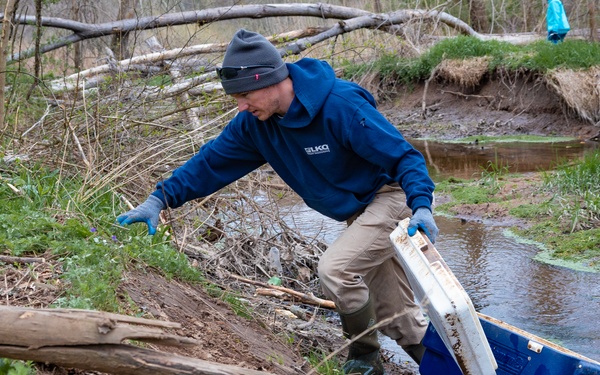 Connecticut National Guard Cleans Up Installation for Earth Day