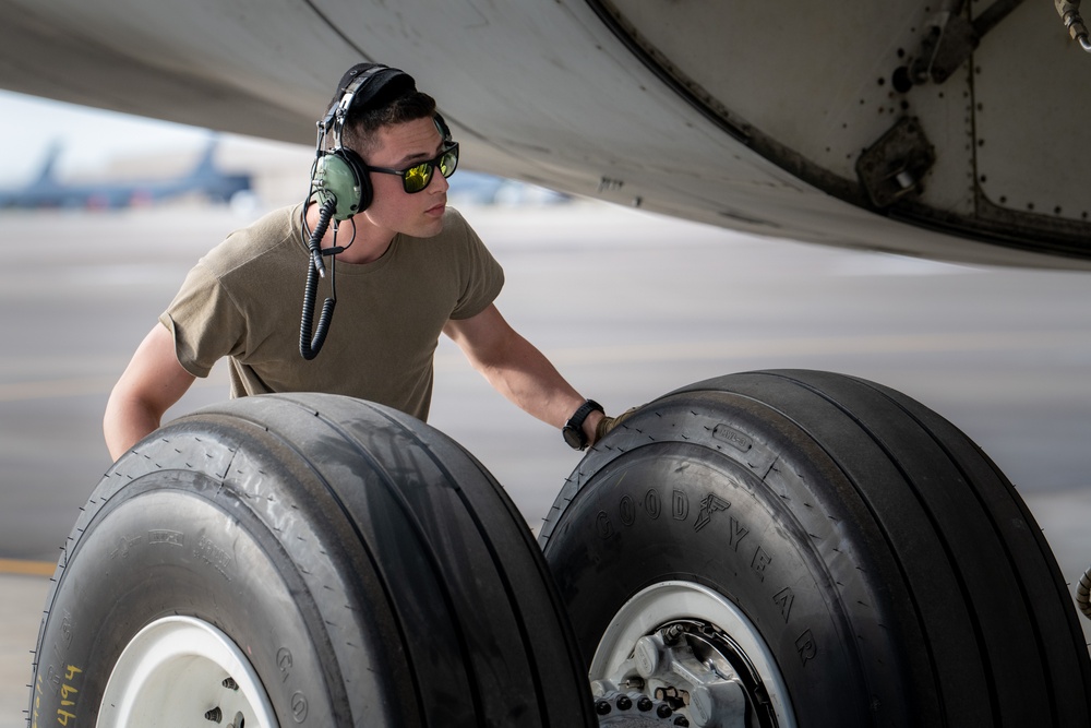 Dover C-5 lands at MacDill AFB