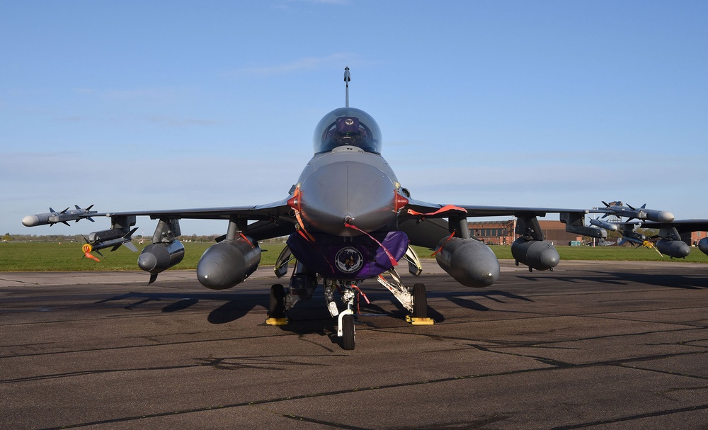 F-16CM Fighting Falcons swoop into RAF Mildenhall