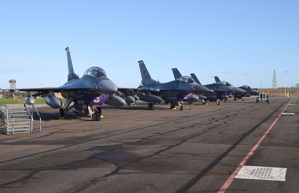 F-16CM Fighting Falcons swoop into RAF Mildenhall