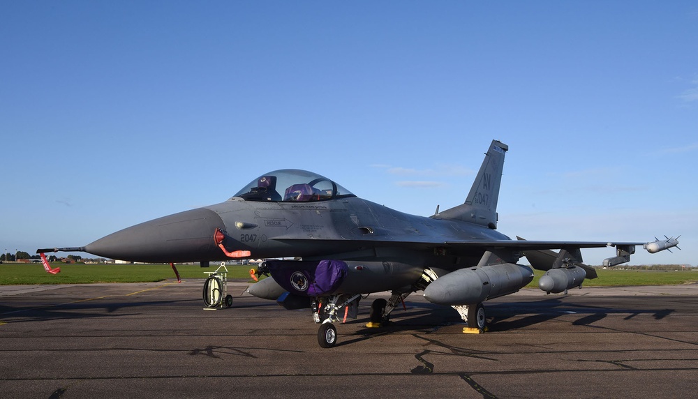 F-16CM Fighting Falcons swoop into RAF Mildenhall