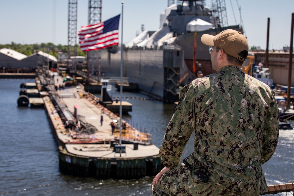 USS Arlington arrives at General Dynamics NASSCO shipyard