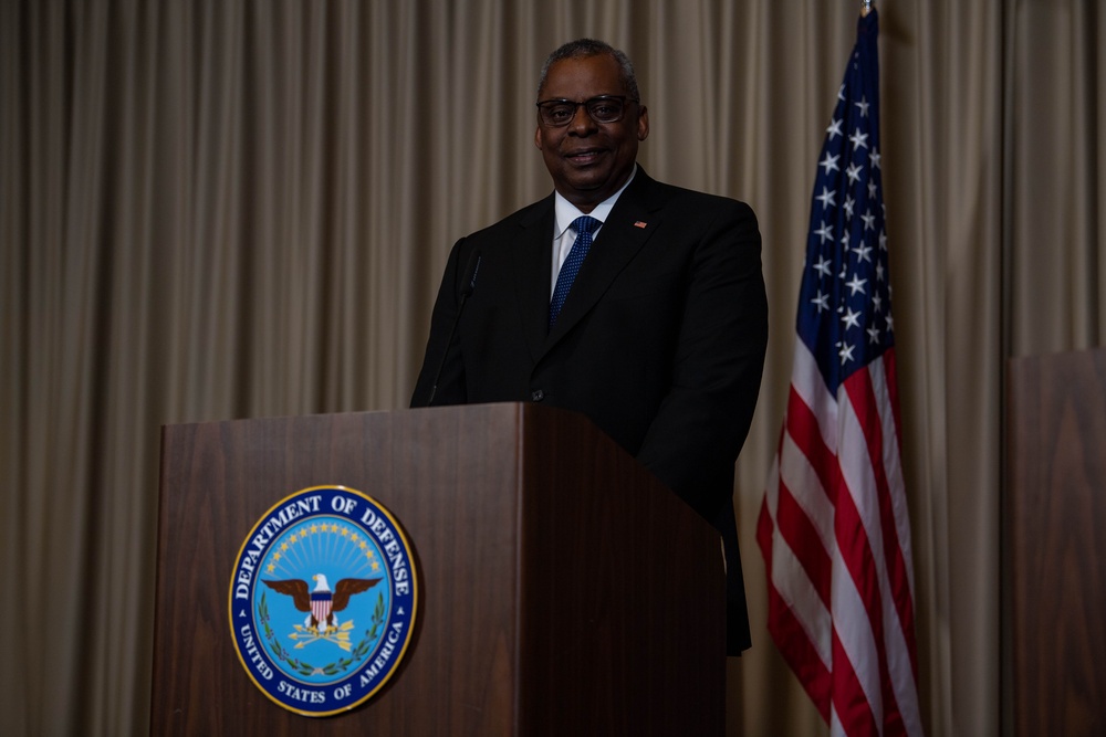 US Secretary of Defense hosts world leaders during UDCG