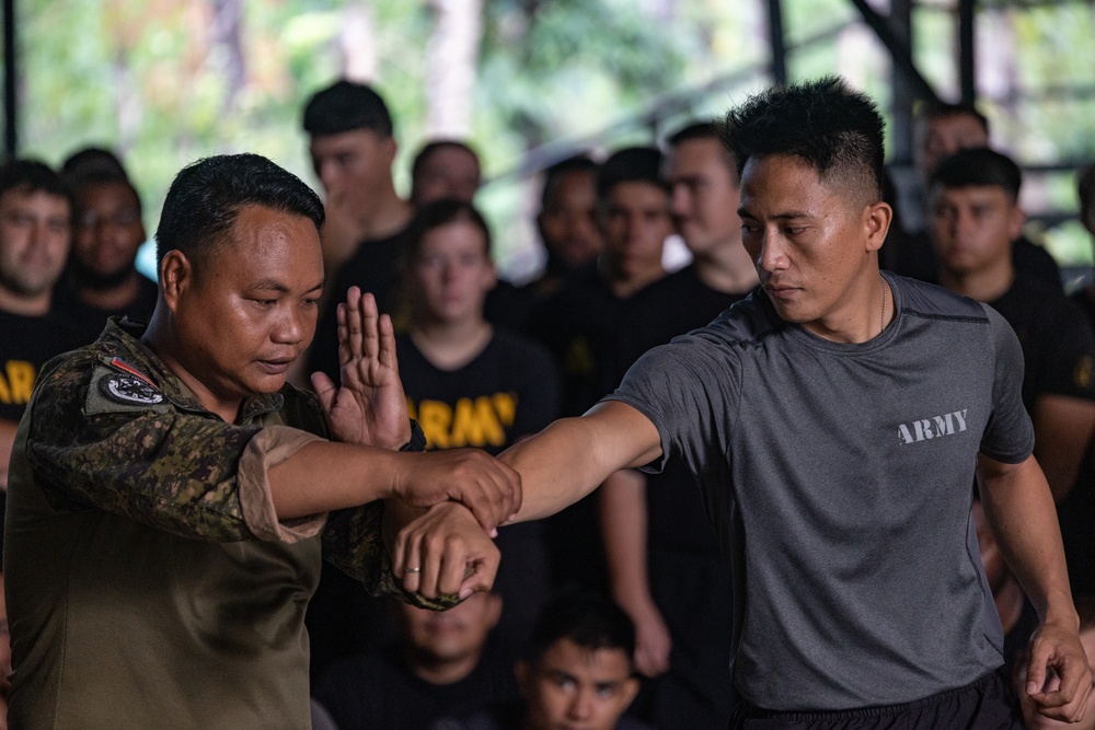 U.S. Army and Philippine Army Conduct Jungle Training During Balikatan 23