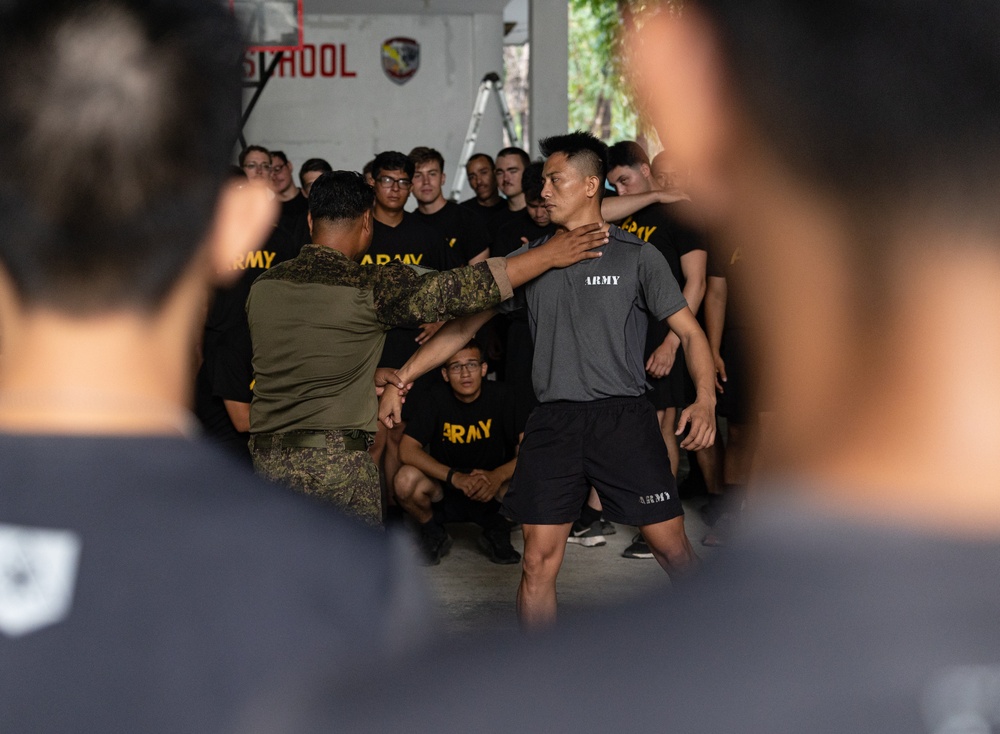 U.S. Army and Philippine Army Conduct Jungle Training During Balikatan 23