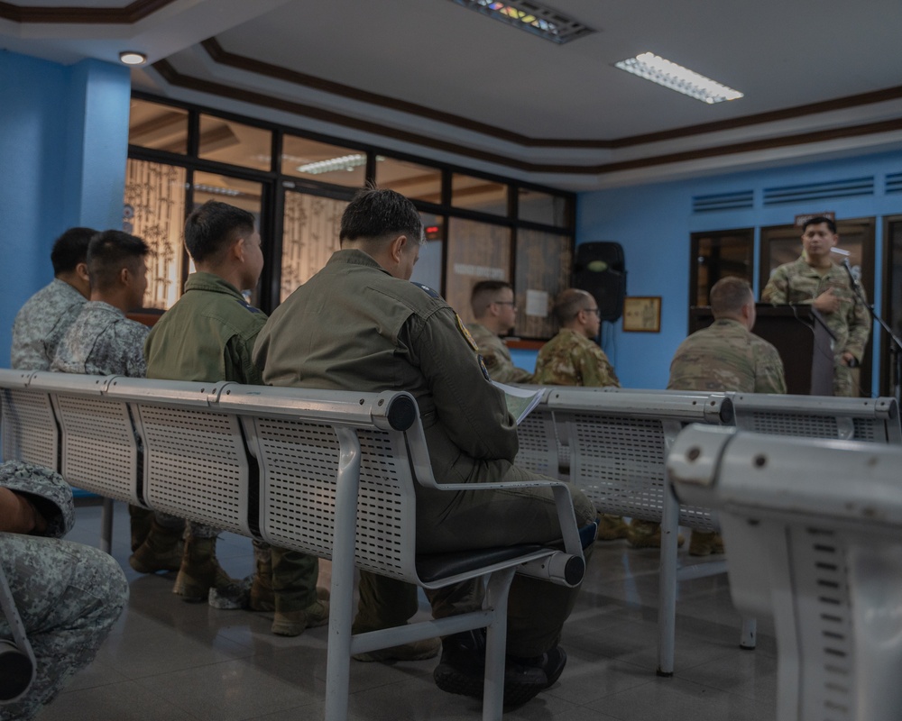 Balikatan 23 | Philippine, US Special Forces discuss aircraft capabilities