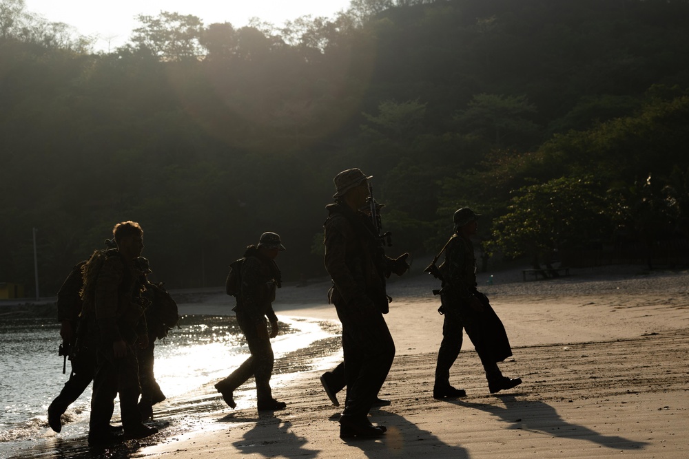 Balikatan 23 | 3d Reconnaissance Battalion, PMC Force Reconnaissance Group, conduct amphibious operations 