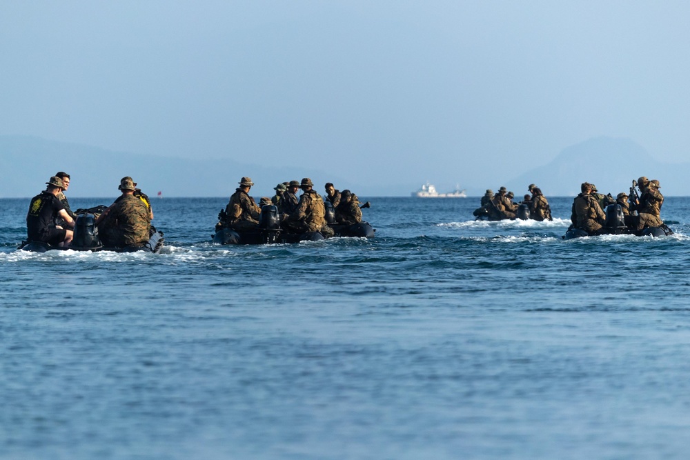 Balikatan 23 | 3d Reconnaissance Battalion, PMC Force Reconnaissance Group, conduct amphibious operations 