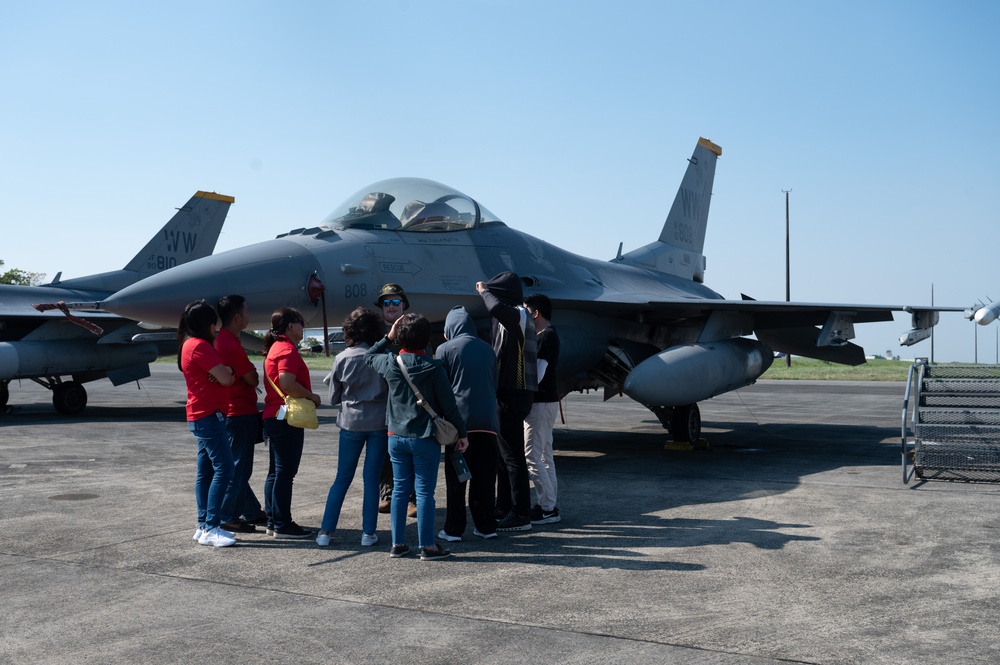 35th Fighter Wing F-16 Fighting Falcon pilots build relations through aircraft tour