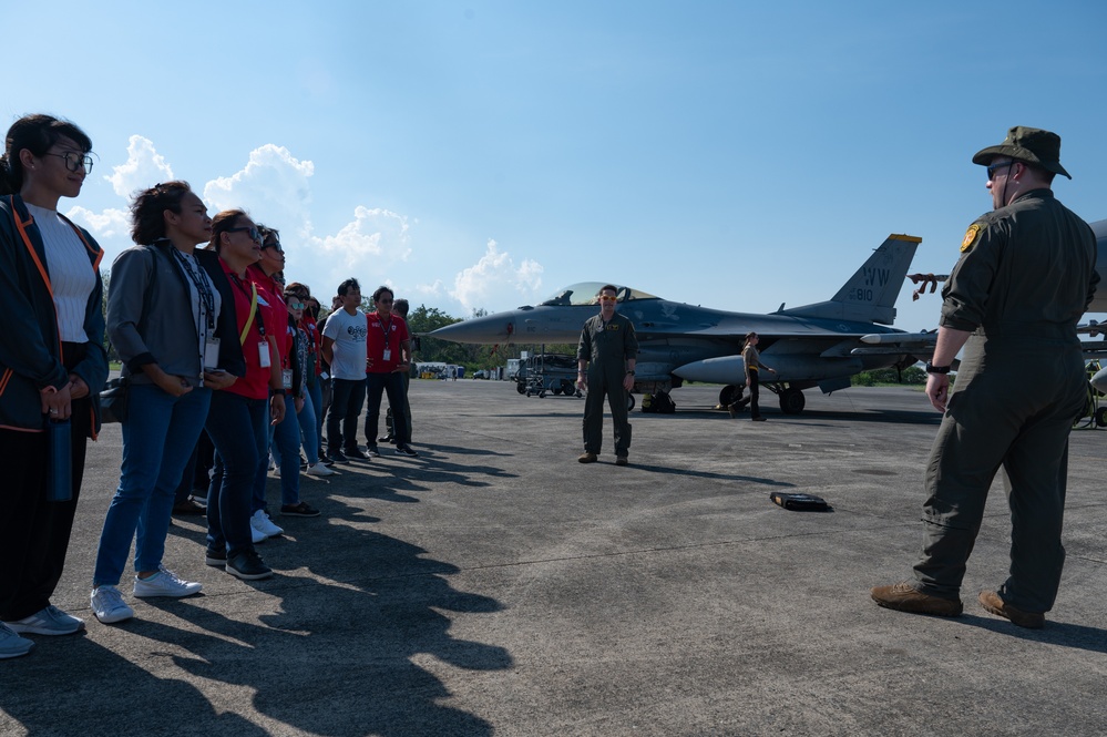 35th Fighter Wing F-16 Fighting Falcon pilots build relations through aircraft tour
