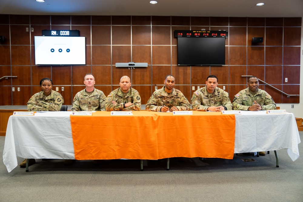 Soldiers from the Best Signal Squad competition go to the board.