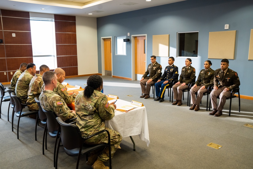 Soldiers from the Best Signal Squad competition go to the board.