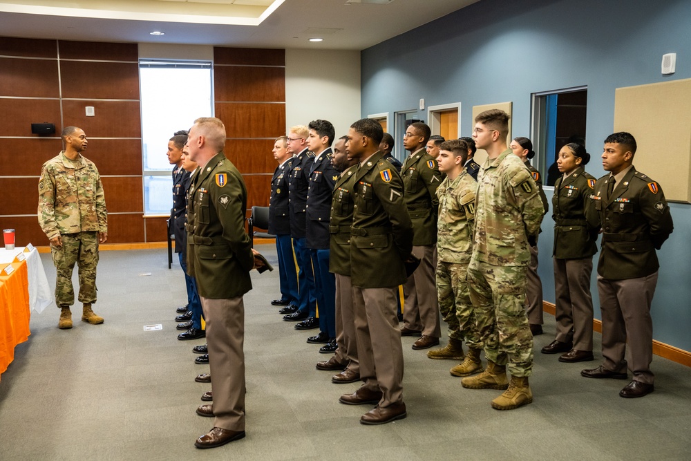 Soldiers from the Best Signal Squad competition go to the board.