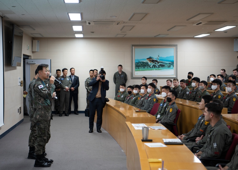 ROK Chief of Staff meets with U.S., ROK service members during KFT 23