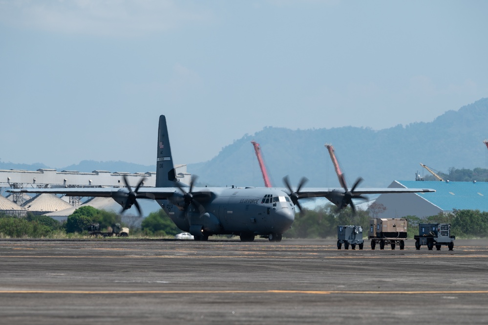 Little Rock Air Force Base Reservists deliver goods to Subic Bay International Airport