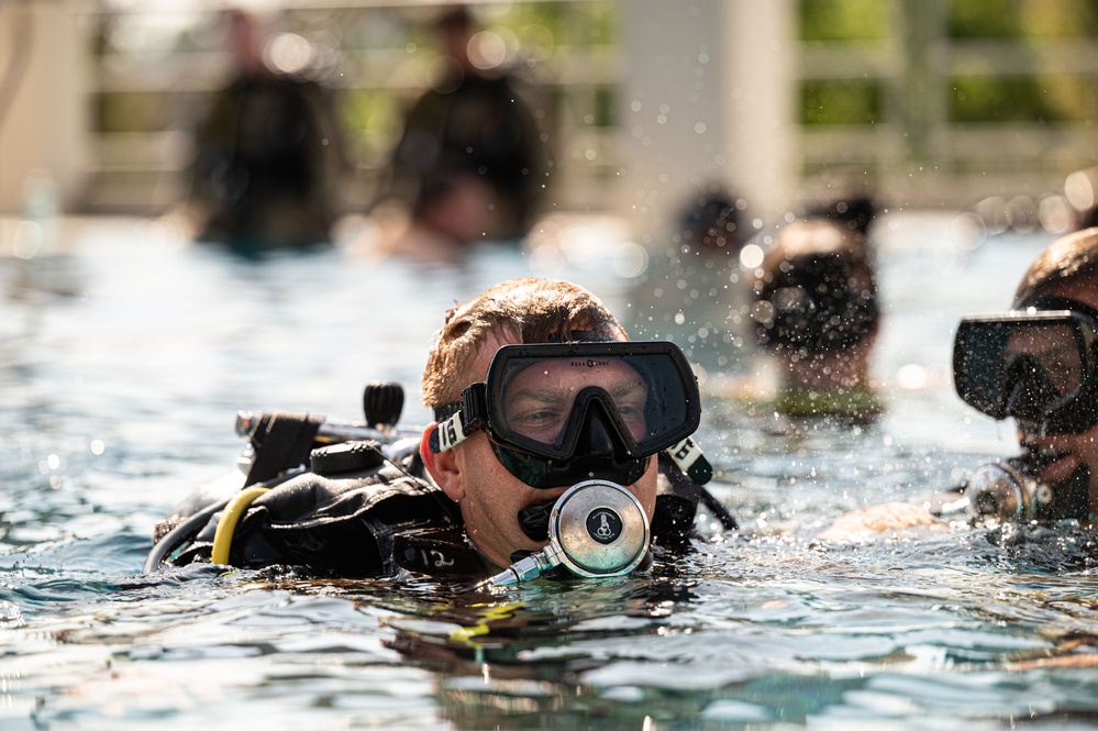 Dive Students Practice Search and Rescue