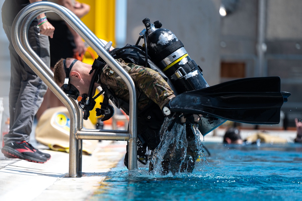 Dive Students Practice Search and Rescue