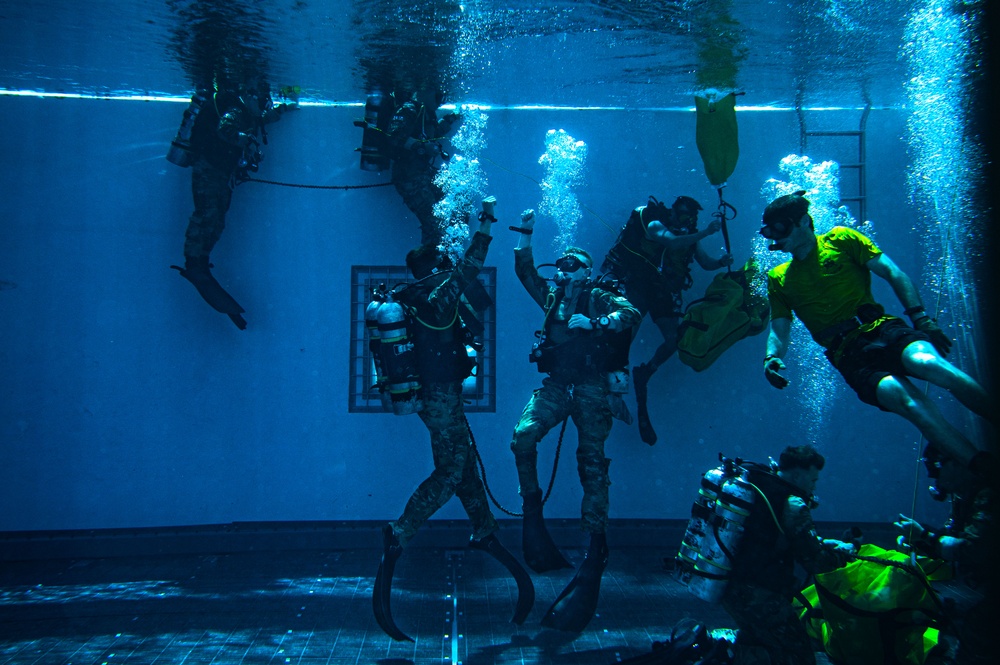 Dive Students Practice Search and Rescue