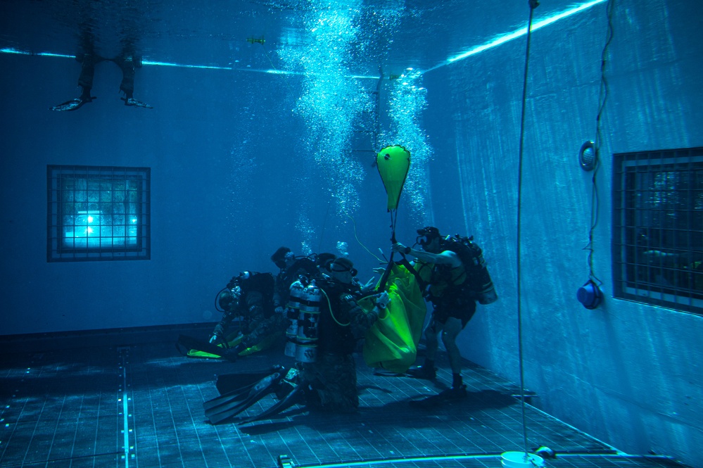 Dive Students Practice Search and Rescue