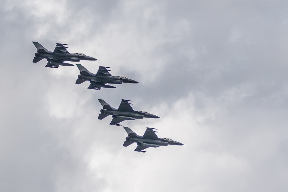 Aircraft perform at Thunder air show