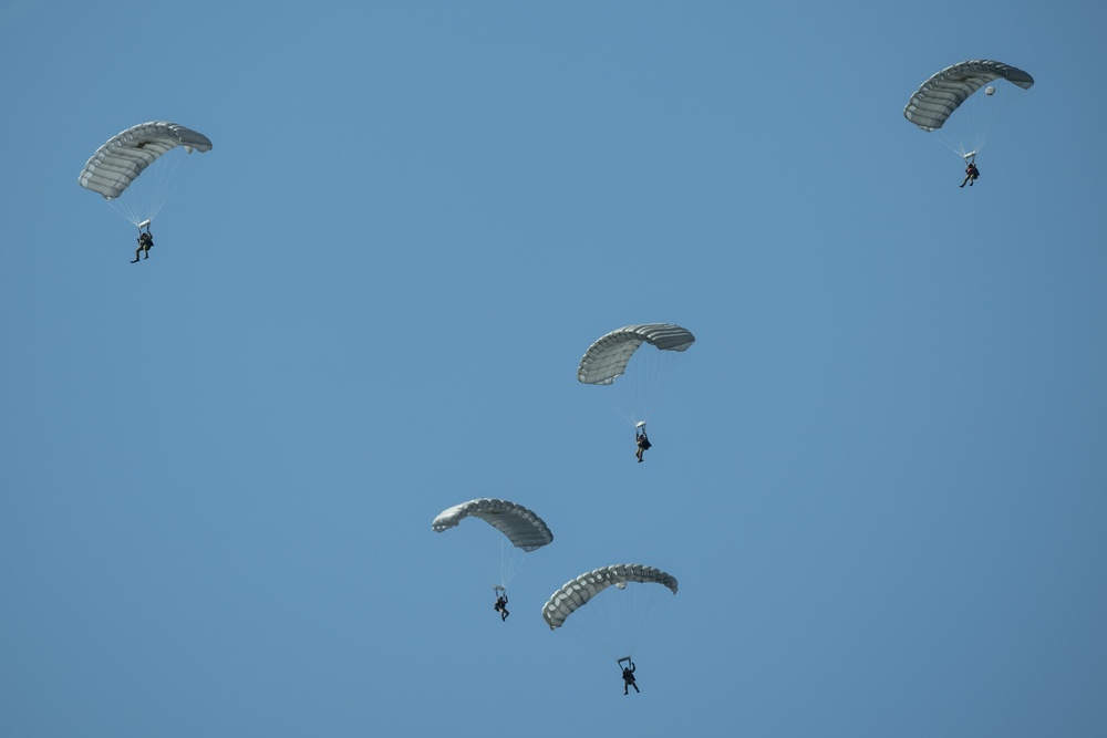 Aircraft perform at Thunder air show