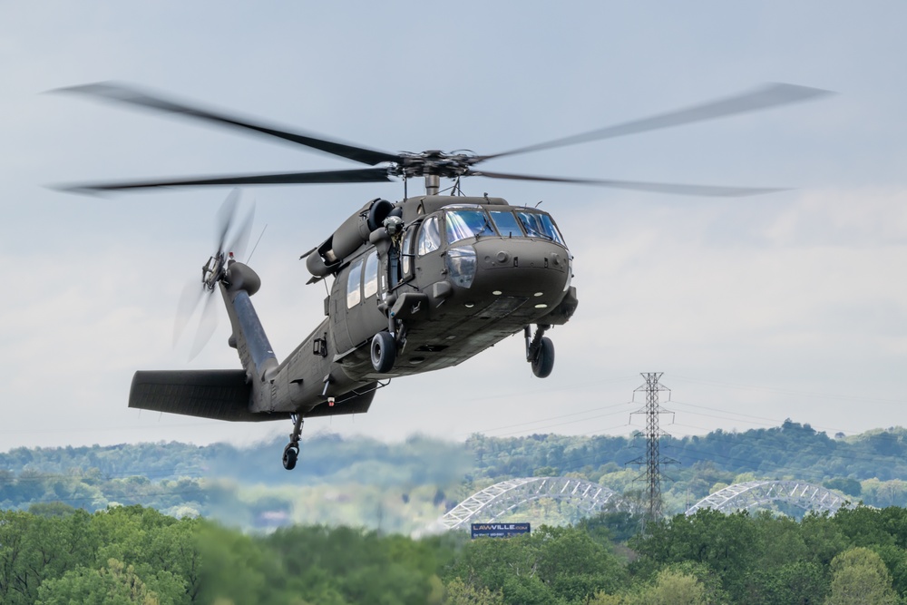 Aircraft perform at Thunder air show