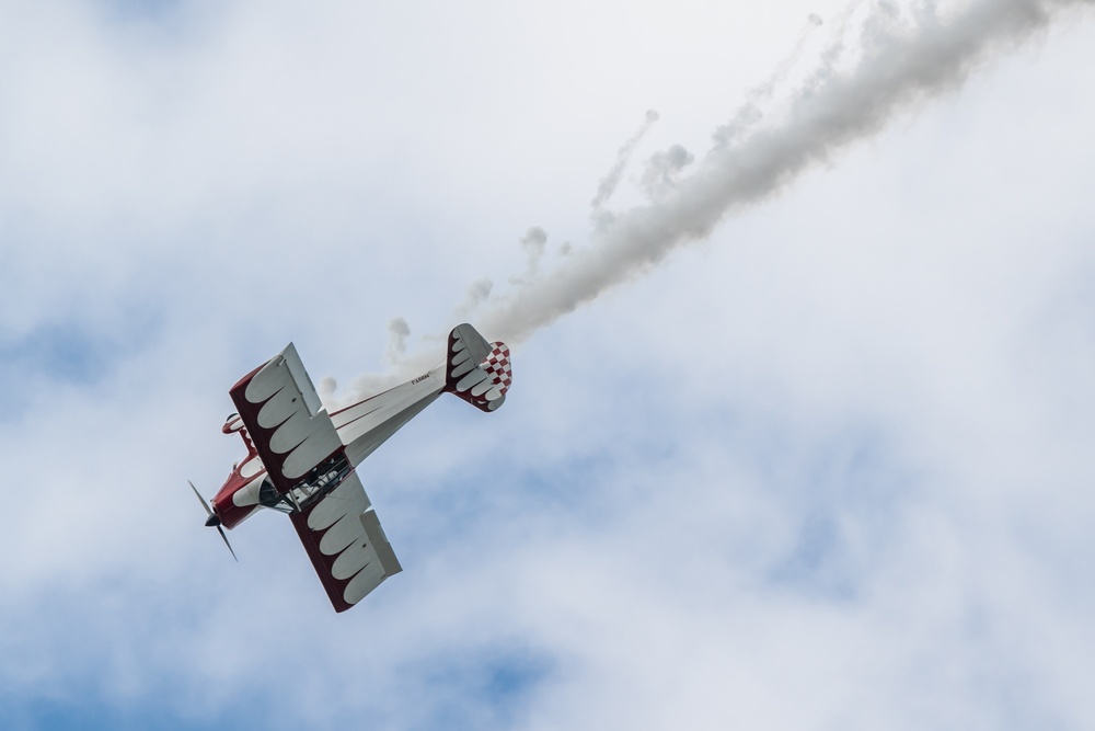 Aircraft perform at Thunder air show