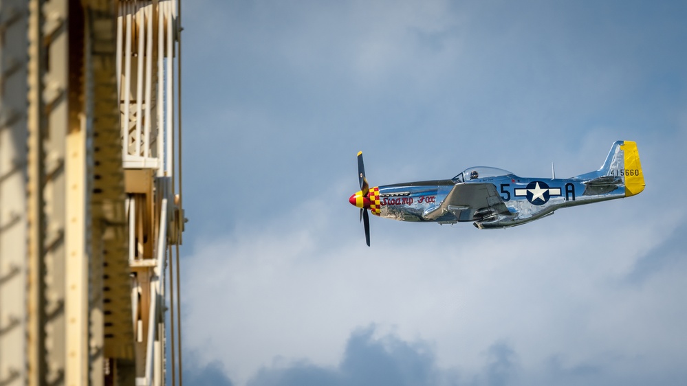 Aircraft perform at Thunder air show