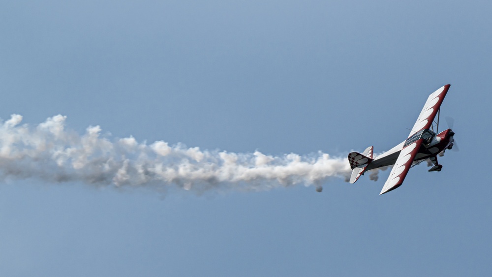 Aircraft perform at Thunder air show