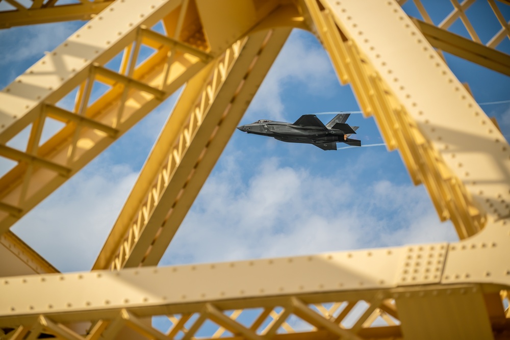 Aircraft perform at Thunder air show