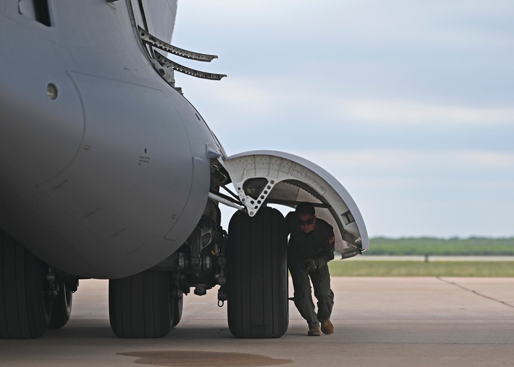 C-17 West Coast Demo Team takes to the Texas skies during Dyess Air Show