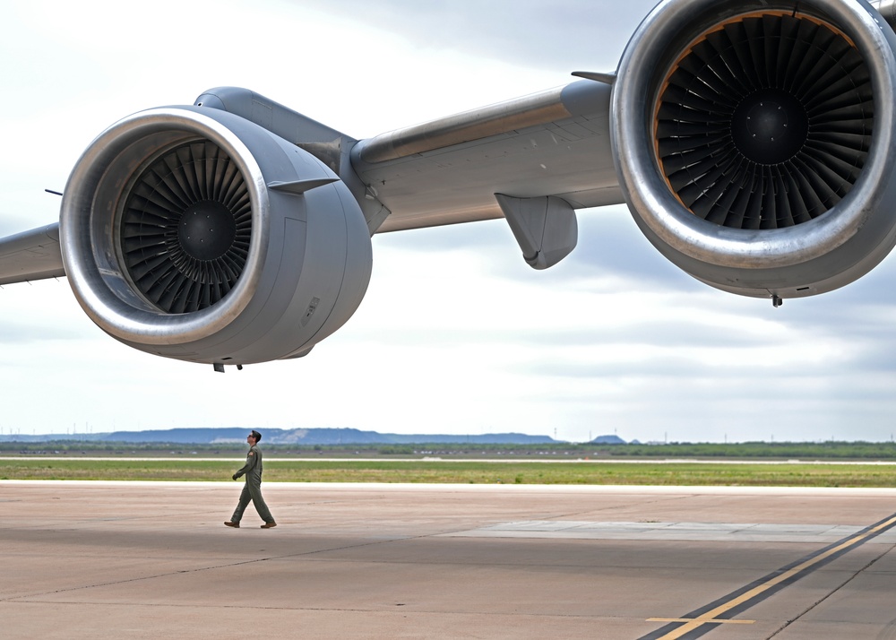 C-17 West Coast Demo Team takes to the Texas skies during Dyess Air Show