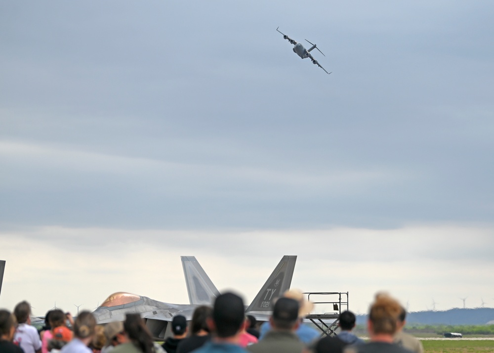 C-17 West Coast Demo Team takes to the Texas skies during Dyess Air Show