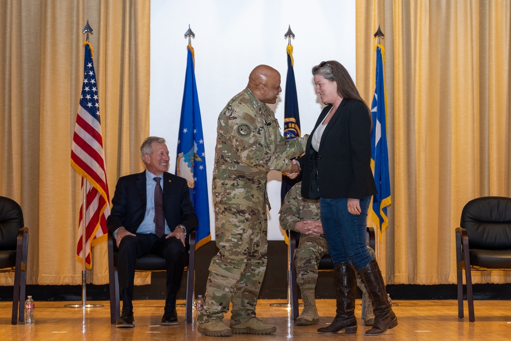 USSTRATCOM presents Omaha Trophy to 37th Bomb Squadron