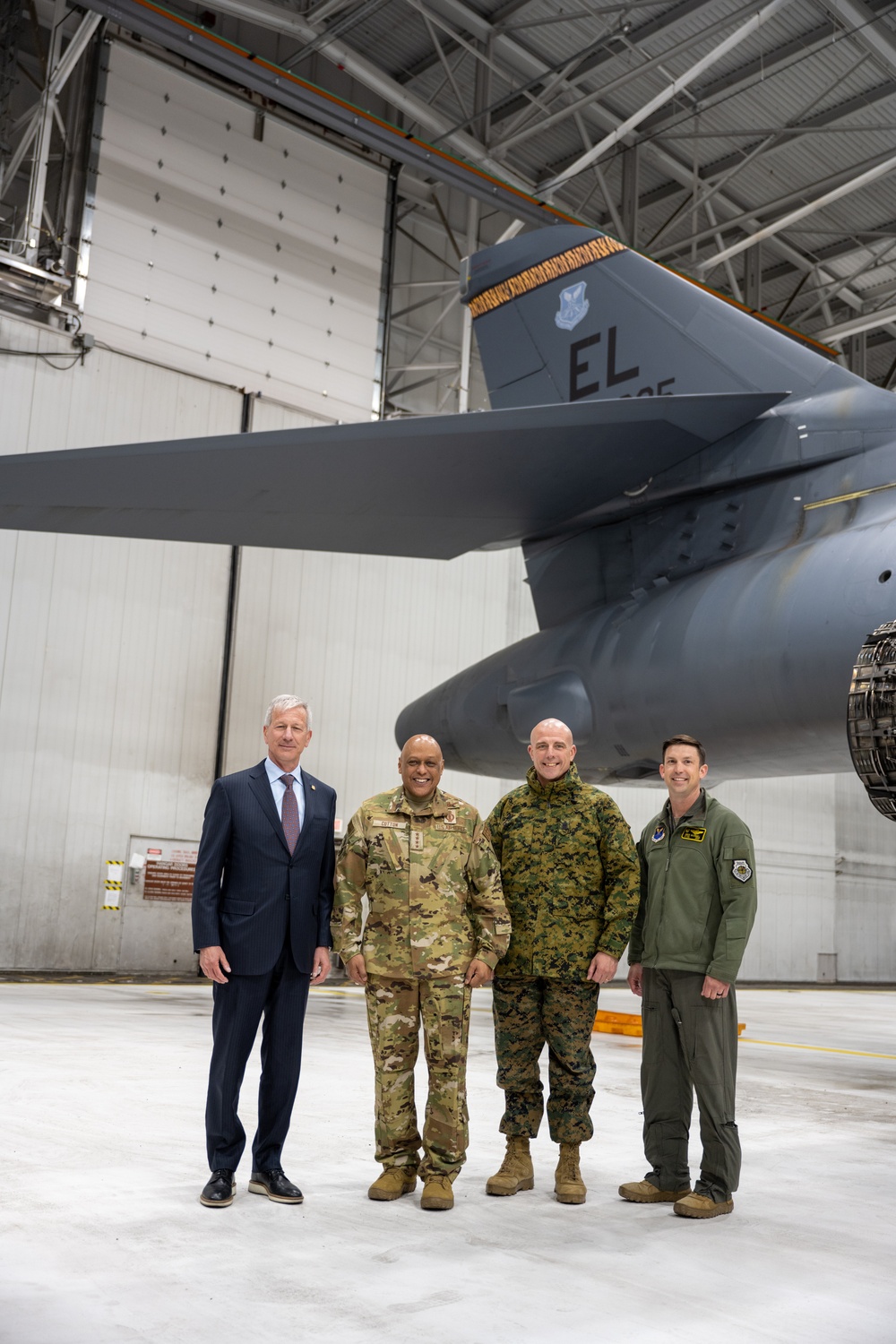 USSTRATCOM presents Omaha Trophy to 37th Bomb Squadron