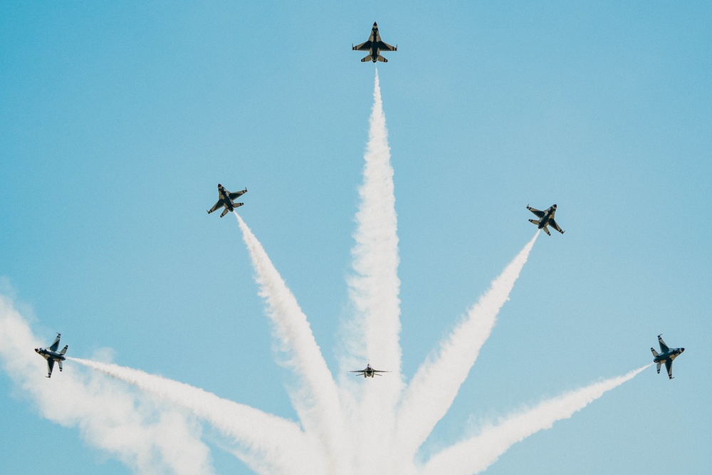 Thunderbirds perform at 2023 Southern California Airshow