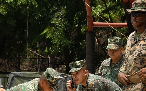 Balikatan 23 | U.S. Marines alongside Philippine Marines conduct a radio communications course at Marine Base Gregorio Lim