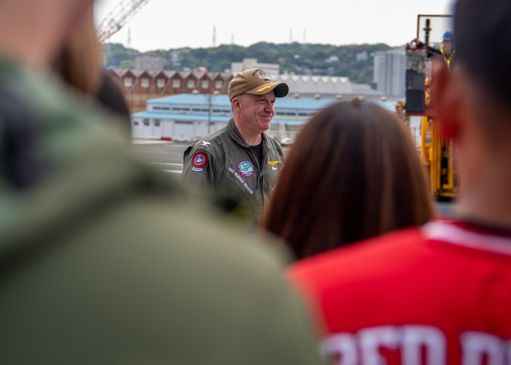 USS Ronald Reagan (CVN 76) hosts Kinnick High School students for group photo