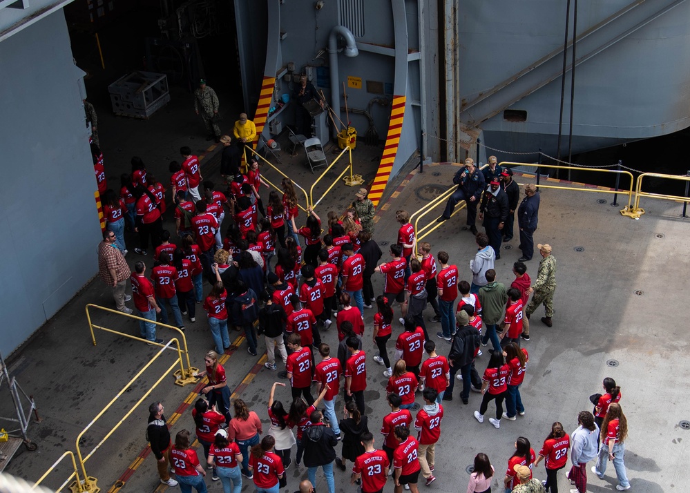 USS Ronald Reagan (CVN 76) hosts Kinnick High School students for group photo