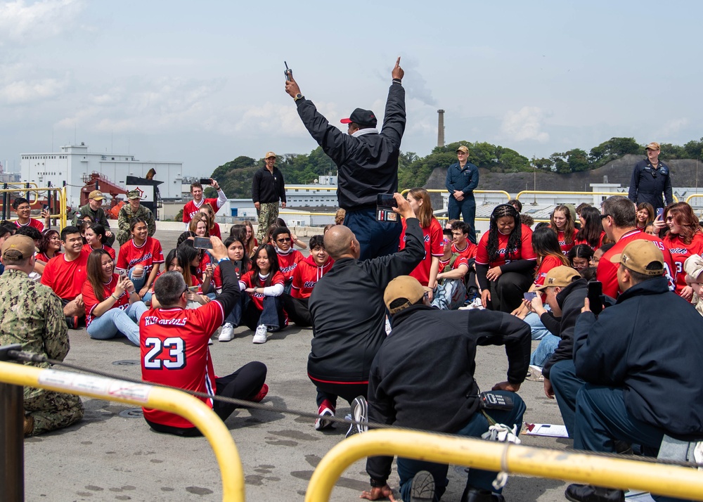 USS Ronald Reagan (CVN 76) hosts Kinnick High School students for group photo