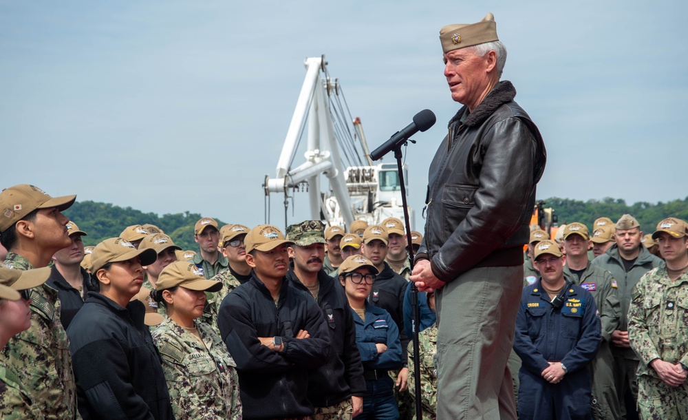 USS Ronald Reagan (CVN 76) gives tour to Commander, Naval Air Forces