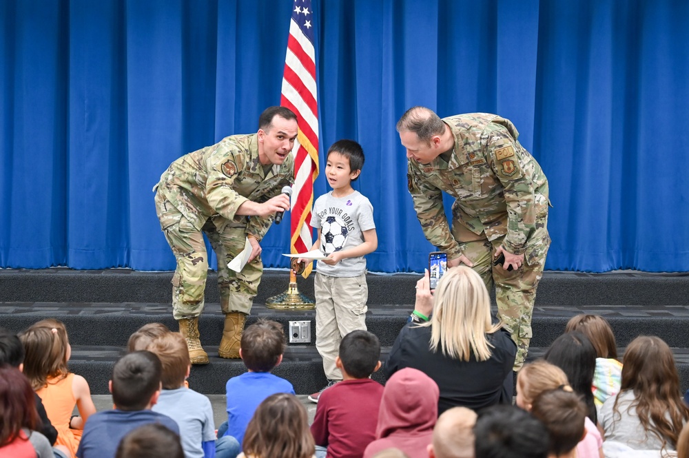 Hill Airmen visit elementary school