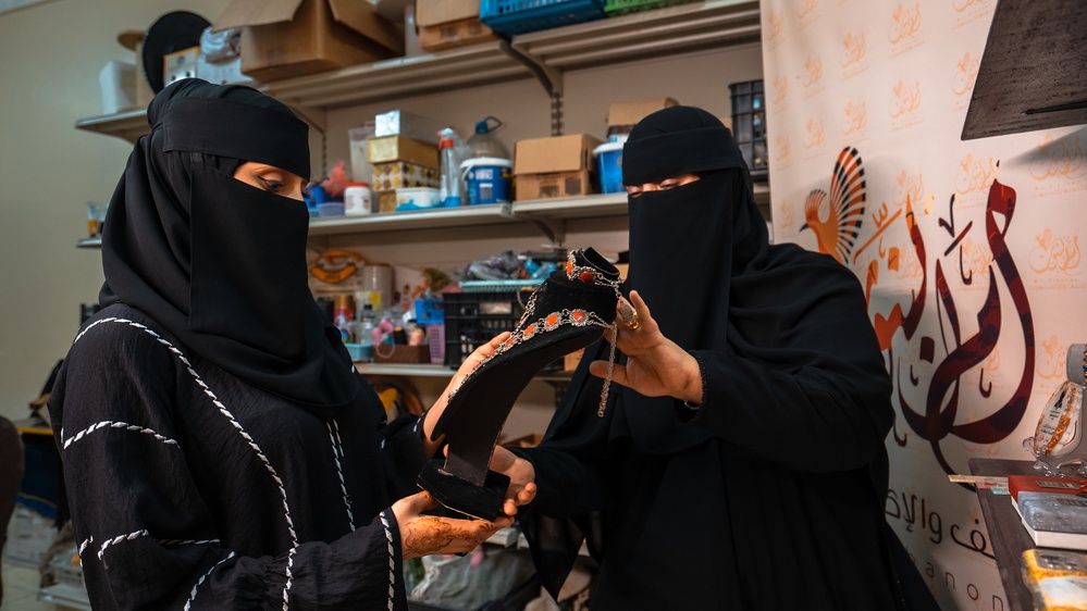 Ahdab M. Murshed trains coastal women in Yemen to promote their products as entrepreneurs.