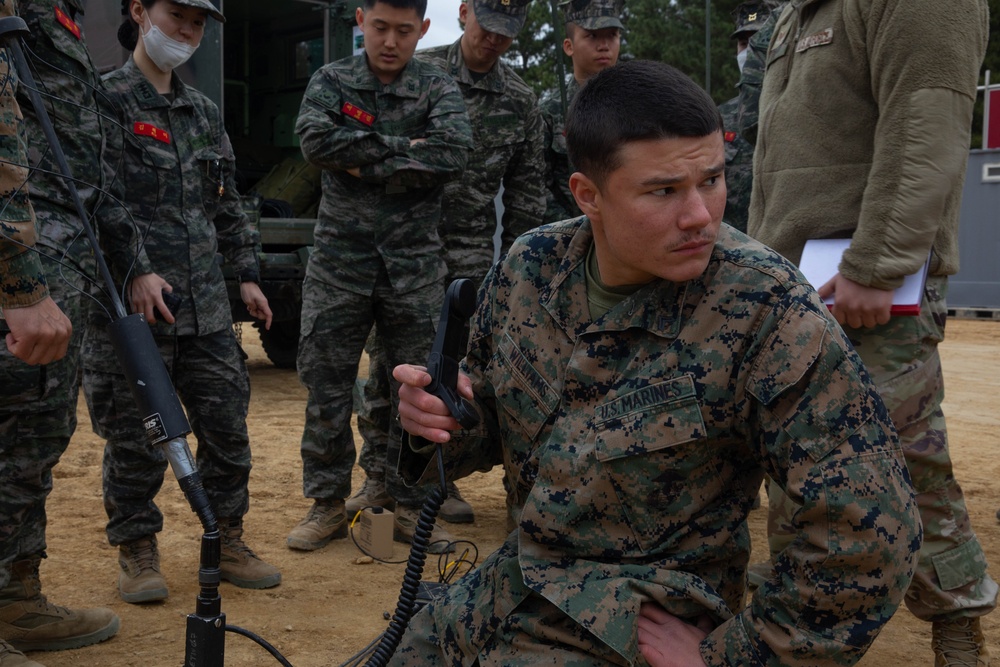 U.S., ROK Marines discuss communication