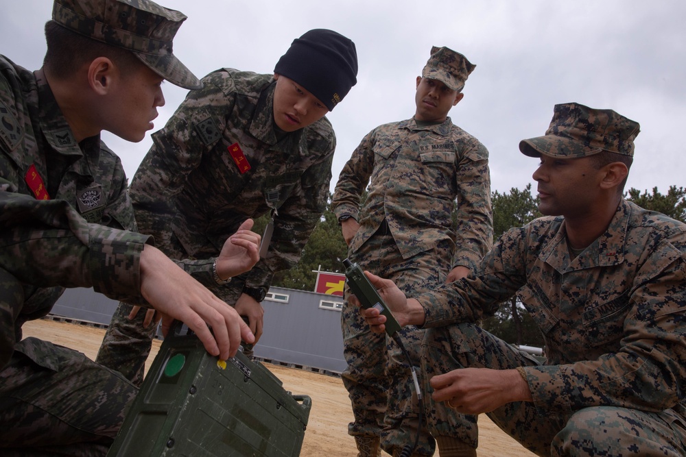 U.S., ROK Marines discuss communication