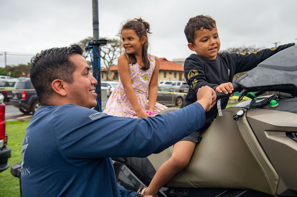 Pacific Missile Range Facility (PMRF) Sailors Participated in Wilcox Elementary School STREAM Night