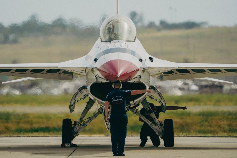 Thunderbirds perform at 2023 Southern California Airshow