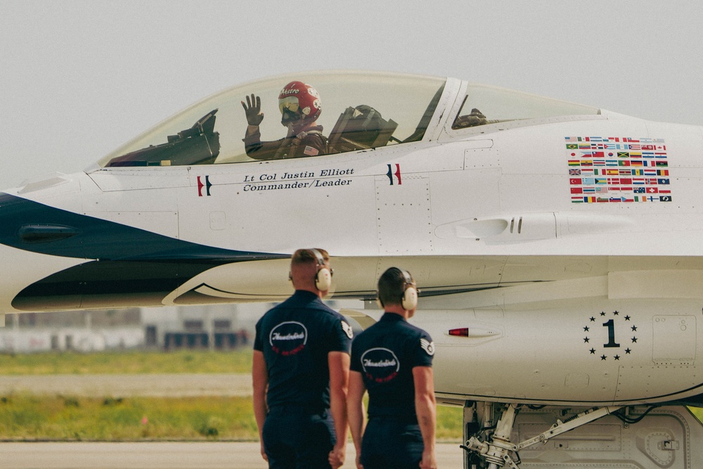 Thunderbirds perform at 2023 Southern California Airshow